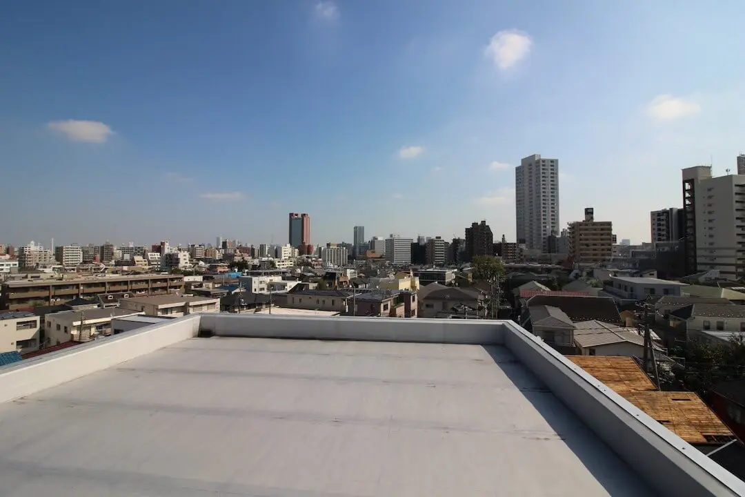 Flat roof on high rise building in large city